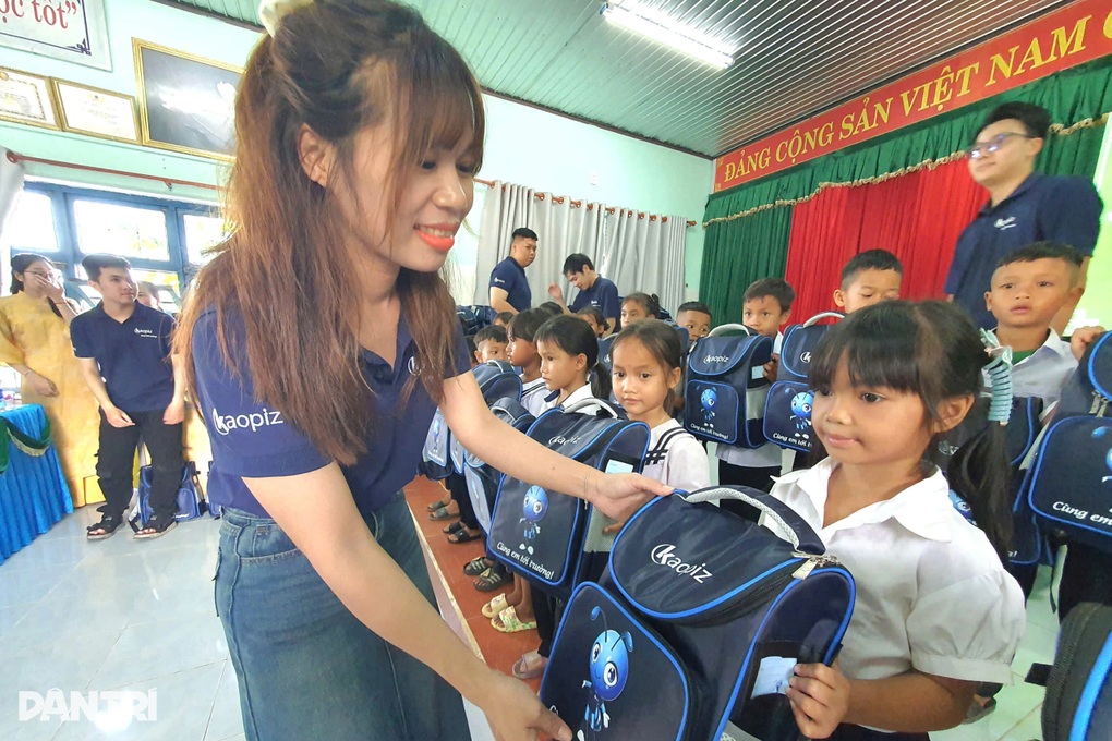 Trao 20 máy tính, 200 suất quà tới học sinh miền núi Thanh Hóa và Đà Nẵng - 2 Trao 20 máy tính, 200 suất quà tới học sinh miền núi Thanh Hóa và Đà Nẵng - 2