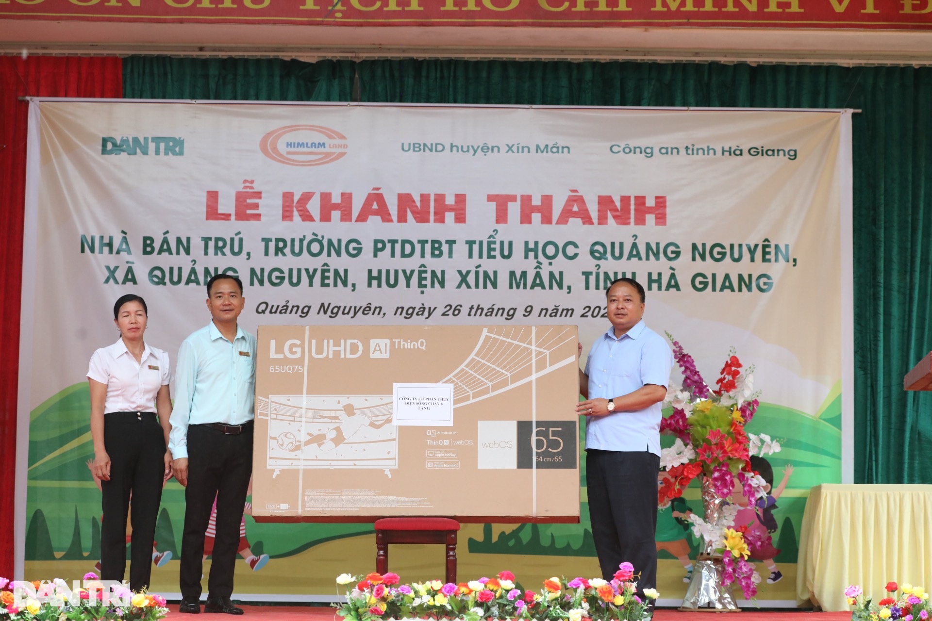 Khánh thành nhà bán trú ở Xín Mần, học sinh không còn lo rét khi đông về - 6 Khánh thành nhà bán trú ở Xín Mần, học sinh không còn lo rét khi đông về - 6