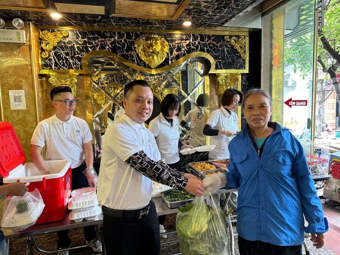 Quỹ thiện nguyện Tâm Thương đã phát hàng trăm phần cơm thiện nguyện giá 1000 đồng vào trưa thứ 2 hàng tuần