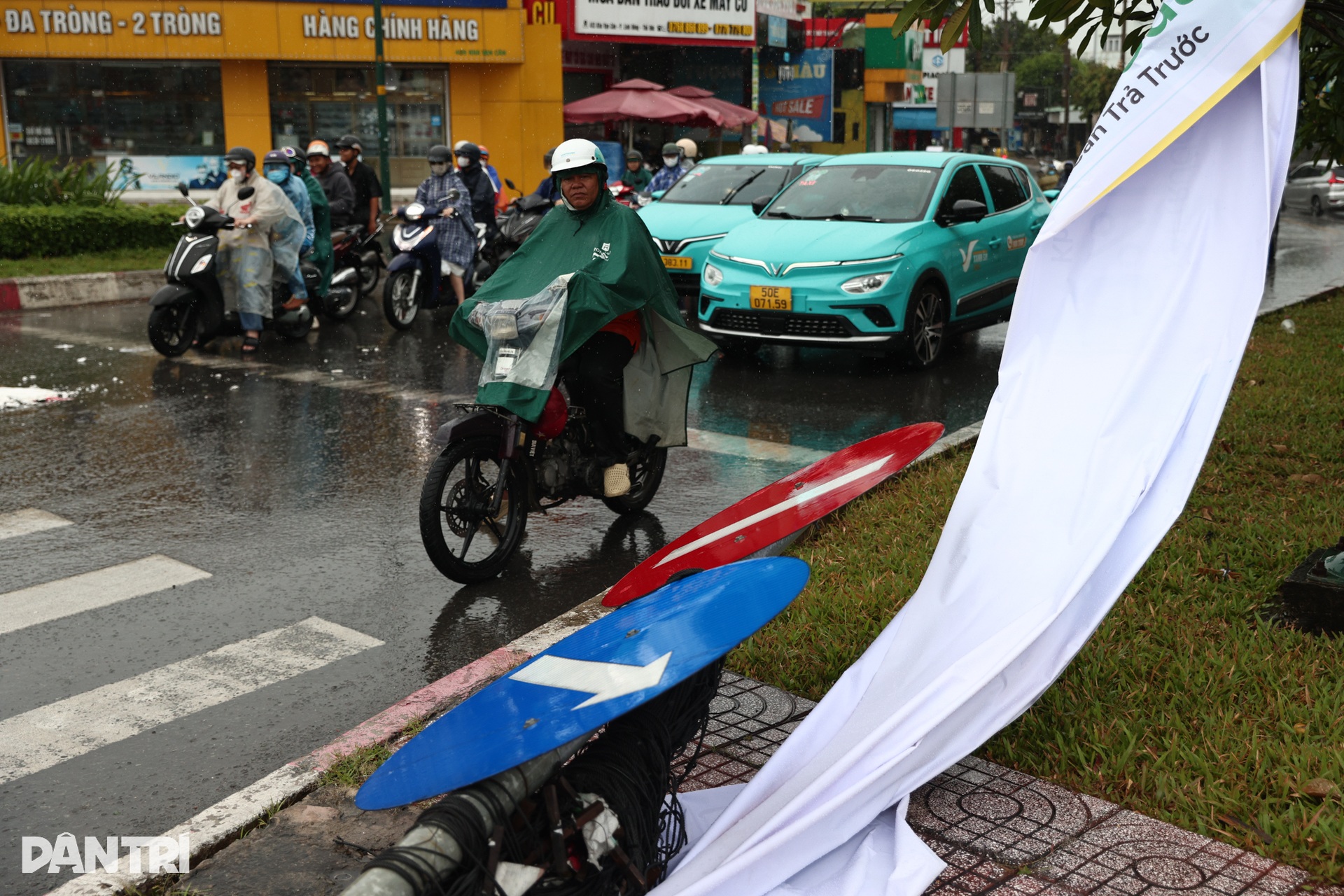 Cây xanh, biển hiệu ngã đổ khắp nơi sau mưa lớn ở TPHCM - 6 Cây xanh, biển hiệu ngã đổ khắp nơi sau mưa lớn ở TPHCM - 6