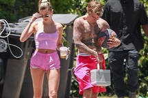 Hailey Bieber khoe eo thon bên chồng xăm trổ