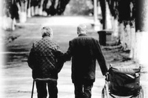 Công ty buộc nhân viên phải trích tiền lương gửi cho cha mẹ