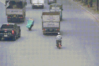 Cảnh thót tim ở lối ra Đại lộ Thăng Long, người dân mong có gờ giảm tốc