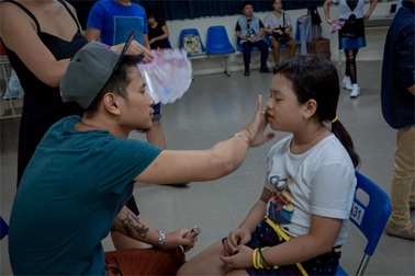 Hoàn Khang chăm chút thí sinh Giọng hát Việt nhí