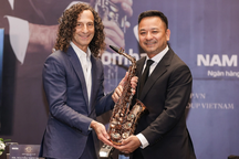 Kenny G tặng kèn saxophone, tích cực tập nói tiếng Việt