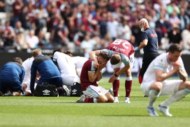 Chấn thương kinh hoàng ở Ngoại hạng Anh, "thủ phạm" ôm mặt khóc nức nở