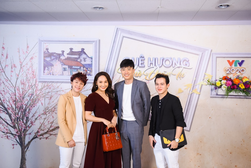 “Quê hương mùa đoàn tụ” và những cuộc gặp gỡ đặc biệt đêm giao thừa - 6 “Quê hương mùa đoàn tụ” và những cuộc gặp gỡ đặc biệt đêm giao thừa - 6