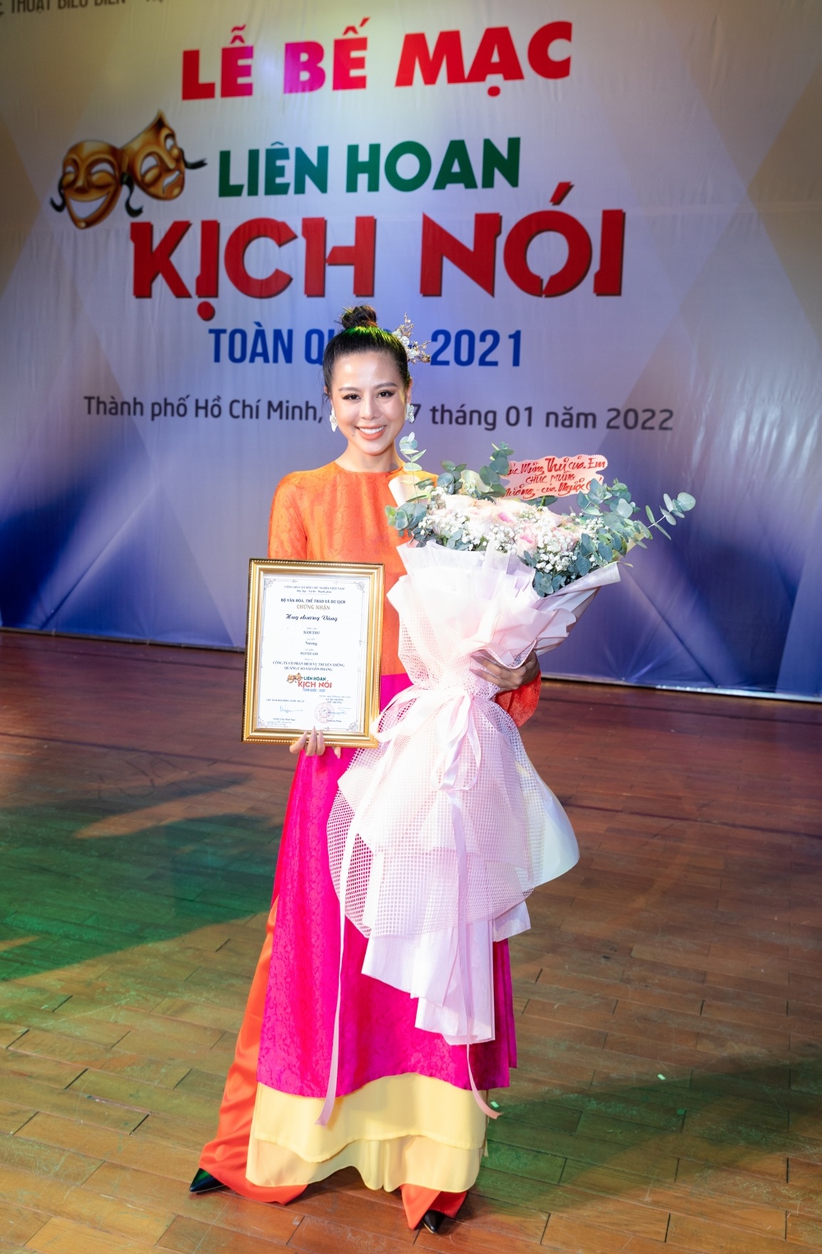 Nam Thư xúc động khi nhận Huy chương Vàng liên hoan sân khấu kịch toàn quốc - 1 Nam Thư xúc động khi nhận Huy chương Vàng liên hoan sân khấu kịch toàn quốc - 1