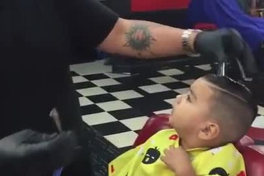 Tiệm cắt tóc chuyên trị trẻ con bướng bỉnh