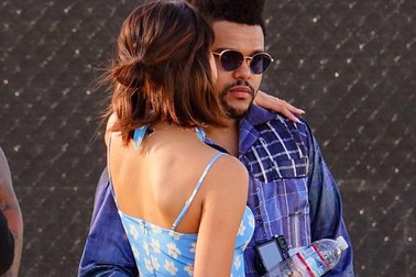 Selena Gomez liên tục hôn bạn trai mới khi đi xem ca nhạc