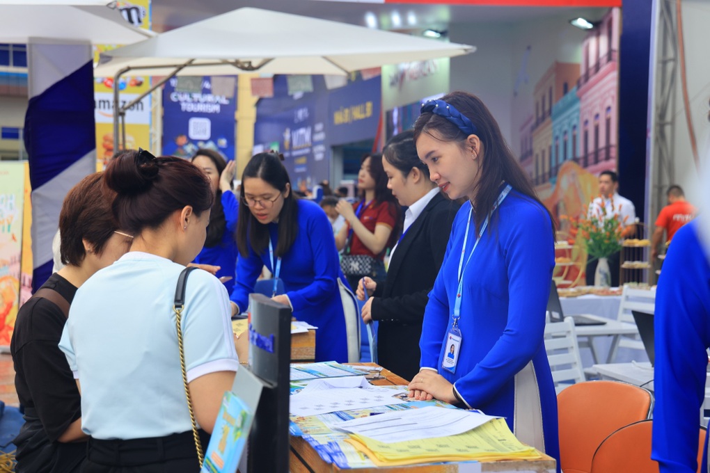 Hàng nghìn người xếp hàng săn tour du lịch giá rẻ tại Hà Nội - 5 Hàng nghìn người xếp hàng săn tour du lịch giá rẻ tại Hà Nội - 5