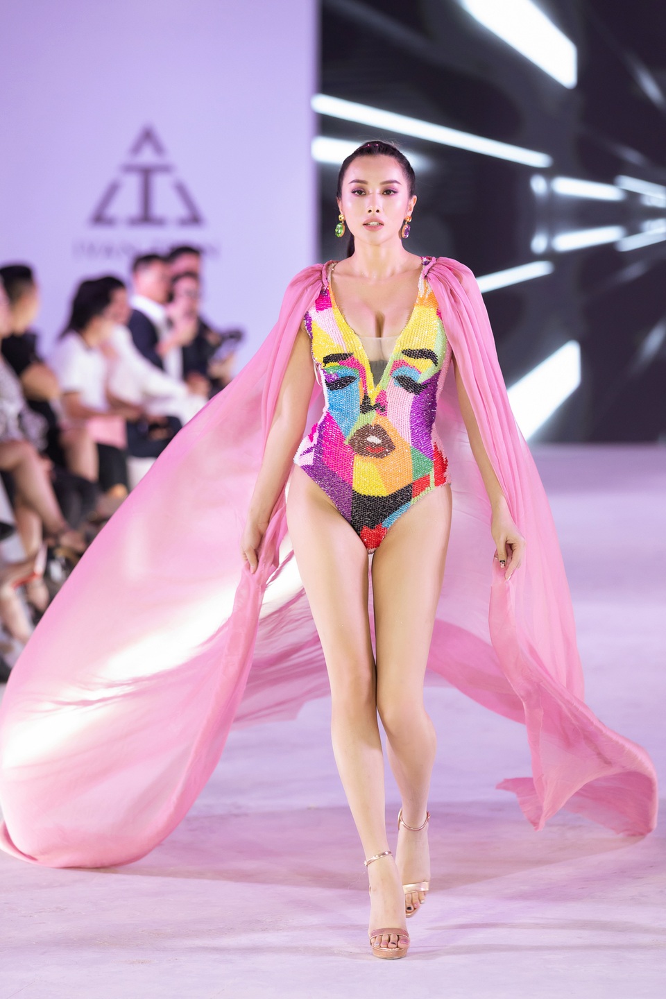 Yaya Trương Nhi quyến rũ khi lần đầu làm vedette thời trang - 4 Yaya Trương Nhi quyến rũ khi lần đầu làm vedette thời trang - 4