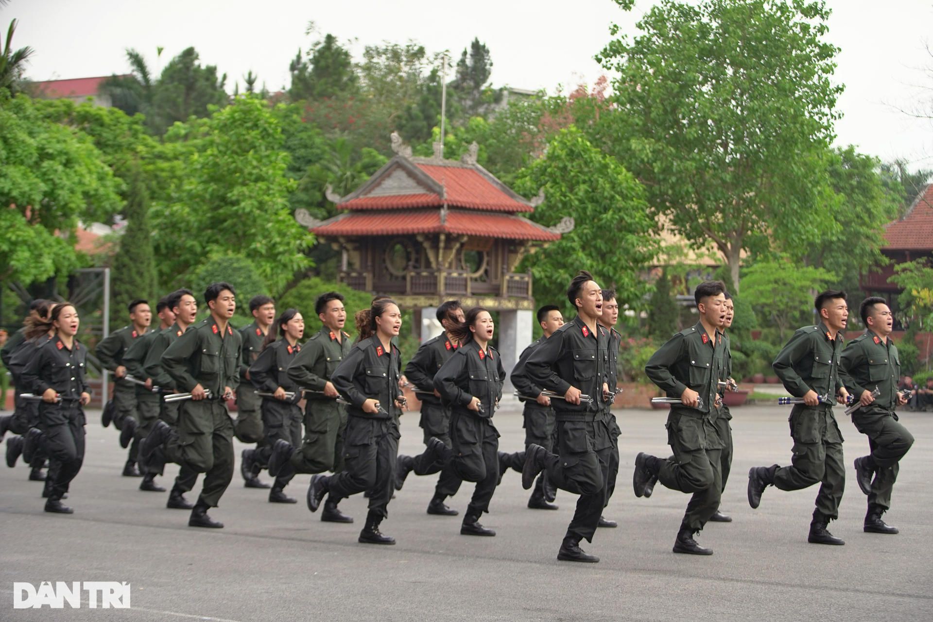 Nữ sinh HV Cảnh sát đánh võ, CSCĐ diễn tập đu dây bắn súng bảo vệ SEA Games - 1 Nữ sinh HV Cảnh sát đánh võ, CSCĐ diễn tập đu dây bắn súng bảo vệ SEA Games - 1