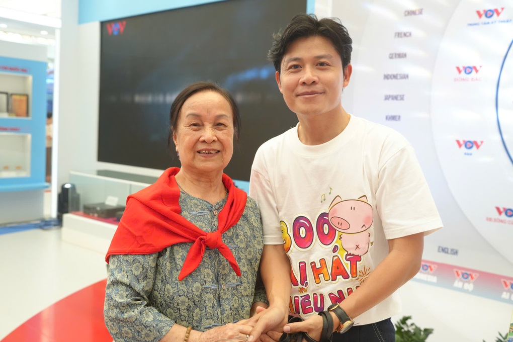 El público abrazó a Nguyen Van Chung y lloró por la historia de la paz continua - 2 Khán giả ôm Nguyễn Văn Chung khóc nức nở vì Viết tiếp câu chuyện hòa bình - 2