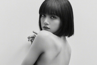 "Mỹ nhân sở hữu gương mặt đẹp nhất châu Á" Lisa khoe vai trần gợi cảm