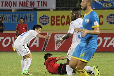 Văn Quyết bị treo giò 5 trận tại V-League