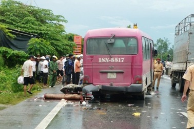 Xe khách tông 4 xe máy, 3 người chết, 3 người nhập viện