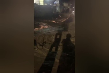 Nước lũ đục ngầu, chảy cuồn cuộn ở thị trấn biên giới Nghệ An