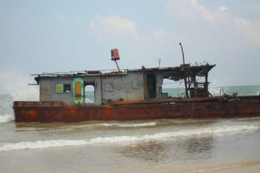 5 thuyền viên trên tàu “không số” bị sóng đánh dạt vào biển Quy Nhơn