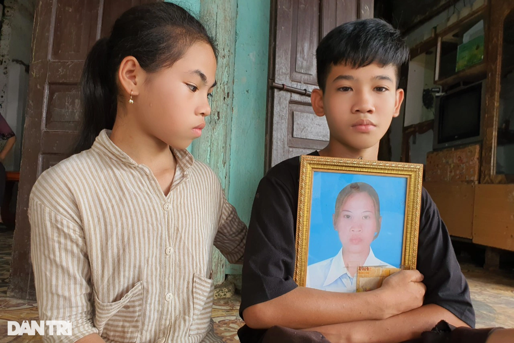 Bố mẹ lần lượt qua đời, 3 đứa trẻ mồ côi sống dựa vào bà ngoại bệnh tật - 2 Bố mẹ lần lượt qua đời, 3 đứa trẻ mồ côi sống dựa vào bà ngoại bệnh tật - 2