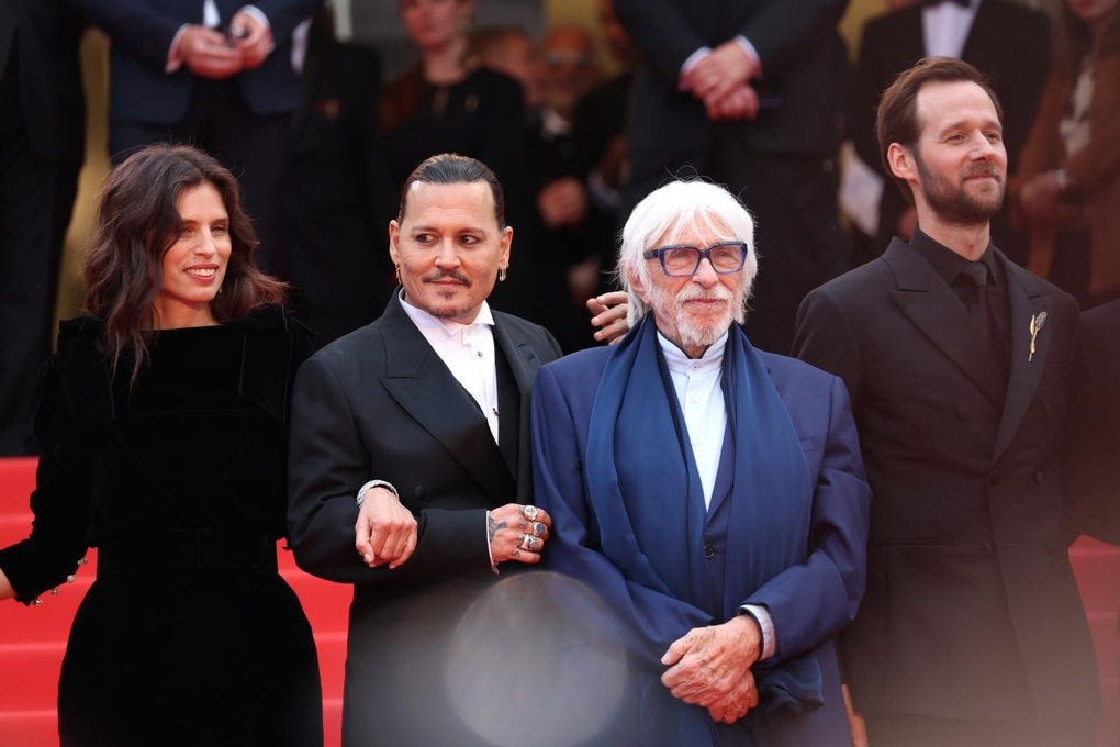 Johnny Depp được săn đón ở Cannes như chưa từng bị tẩy chay - 5 Johnny Depp được săn đón ở Cannes như chưa từng bị tẩy chay - 5
