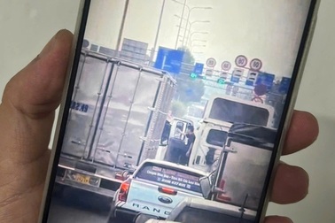 Hai tài xế giằng co giữa đường, xe cộ ùn ứ kéo dài ở TPHCM