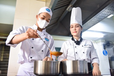 Nghề đầu bếp "lên ngôi", sinh viên năm thứ hai đã kiếm 10 triệu/tháng