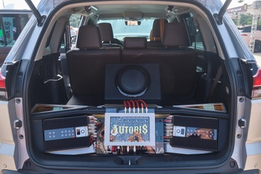 Thợ Việt tháo hàng ghế thứ 3 ô tô, lắp hệ thống âm thanh trị giá cả tỷ đồng