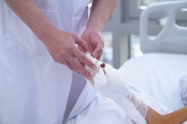 Tự chế pháo đón đêm countdown, cậu bé 12 tuổi nát tay