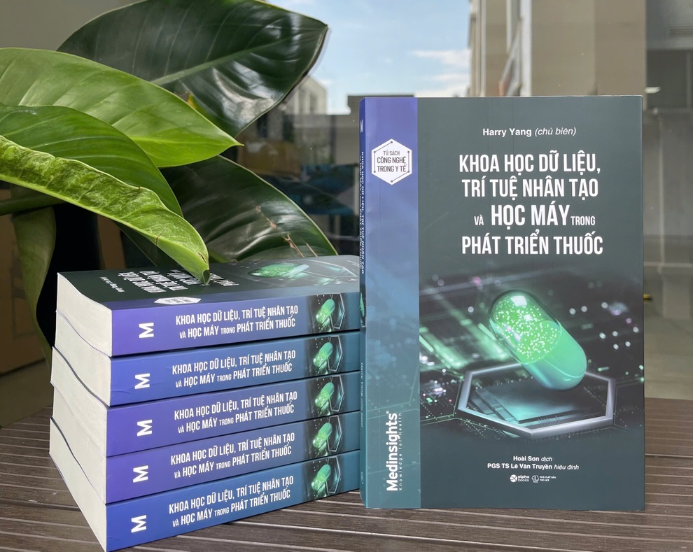 Cuốn sách về AI, dữ liệu cho ngành dược trong thời đại số - 1