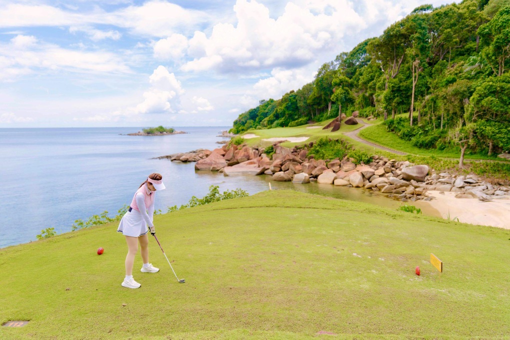 MC Hải Anh khoe nhan sắc rạng rỡ trên sân golf - 4 MC Hải Anh khoe nhan sắc rạng rỡ trên sân golf - 4