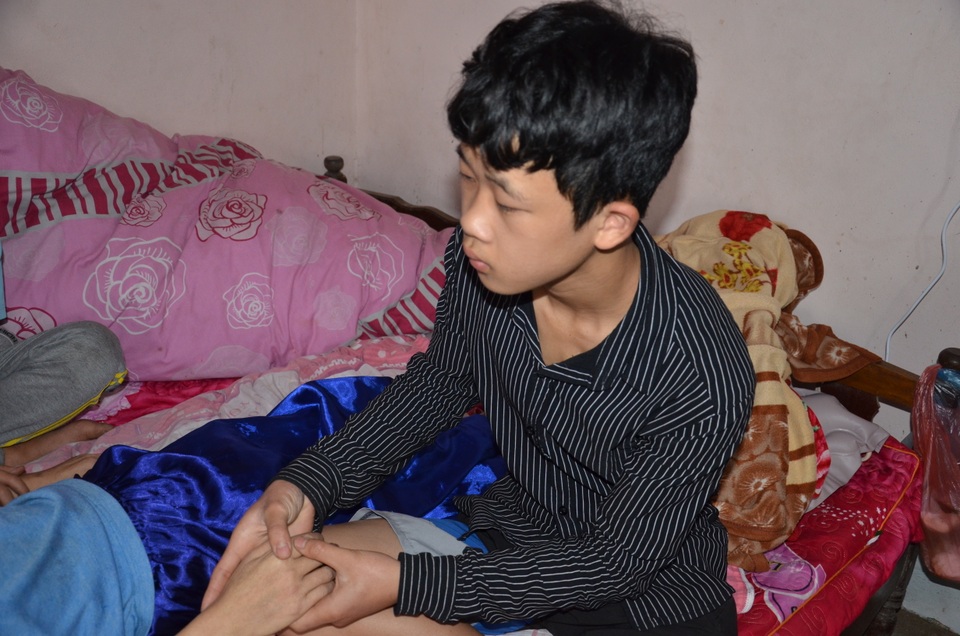 Xót xa cảnh người cha liệt tứ chi, 2 đứa con nguy cơ bỏ học giữa chừng - 5 Xót xa cảnh người cha liệt tứ chi, 2 đứa con nguy cơ bỏ học giữa chừng - 5