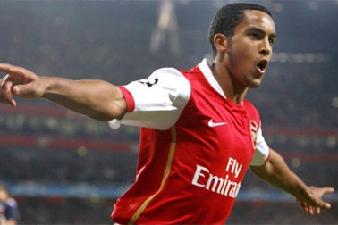 Arsenal “trói chặt” Theo Walcott 