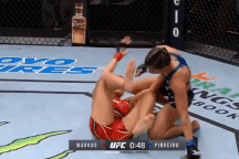 Tung chân đạp thẳng vào mặt đối thủ, nữ võ sĩ nhận cái kết đắng