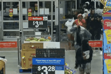 Video hàng trăm người lao vào siêu thị Mỹ hôi của