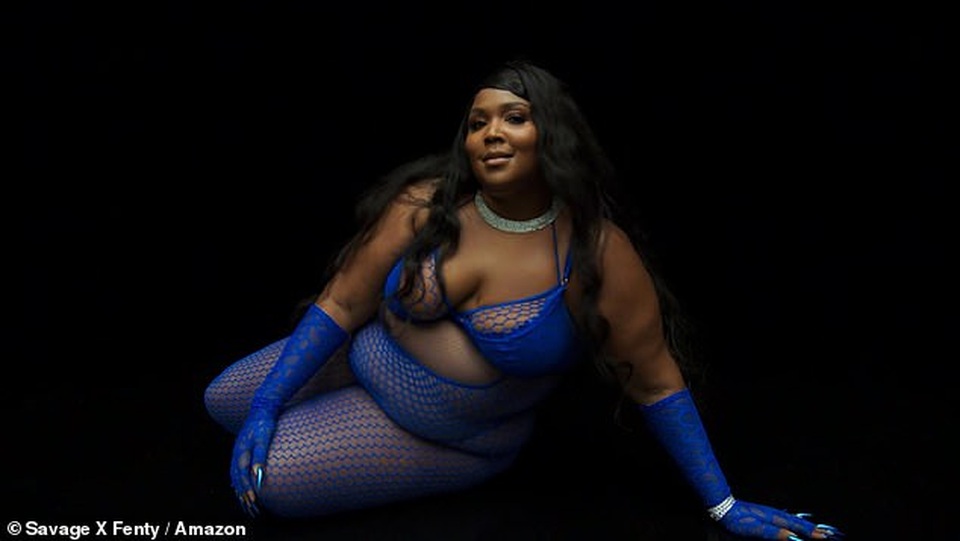 Lizzo diện nội y khoe dáng khủng - 2 Lizzo diện nội y khoe dáng khủng - 2
