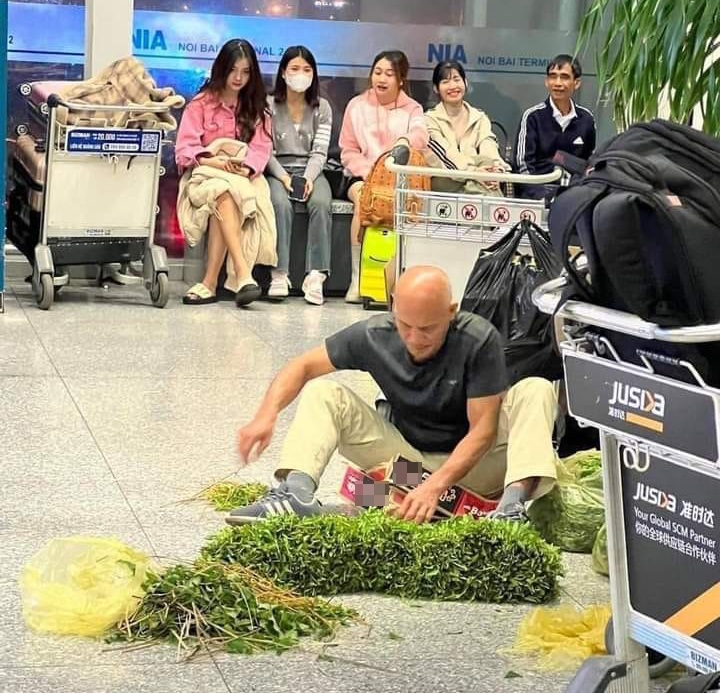 Khách tây ngồi nhặt rau muống tại sân bay Nội Bài - 1