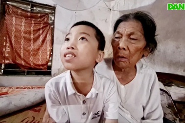 Nhói lòng cha bị tai nạn nằm bất động, con mắc bệnh tan máu bẩm sinh