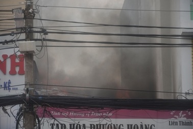 Cửa hàng tạp hóa bốc cháy ngùn ngụt, 1 người tử vong