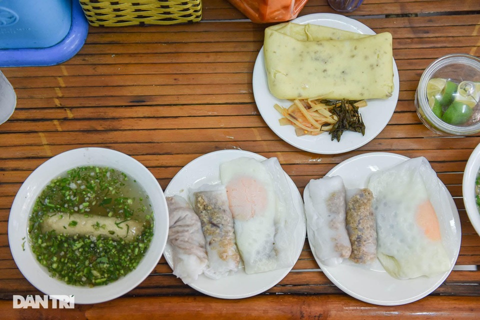 Lạ lùng bánh cuốn chan nước canh Lạ lùng bánh cuốn chan nước canh
