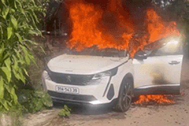 Peugeot 3008 cháy rụi, chủ xe bất lực nhìn tài sản “nổ như bom”