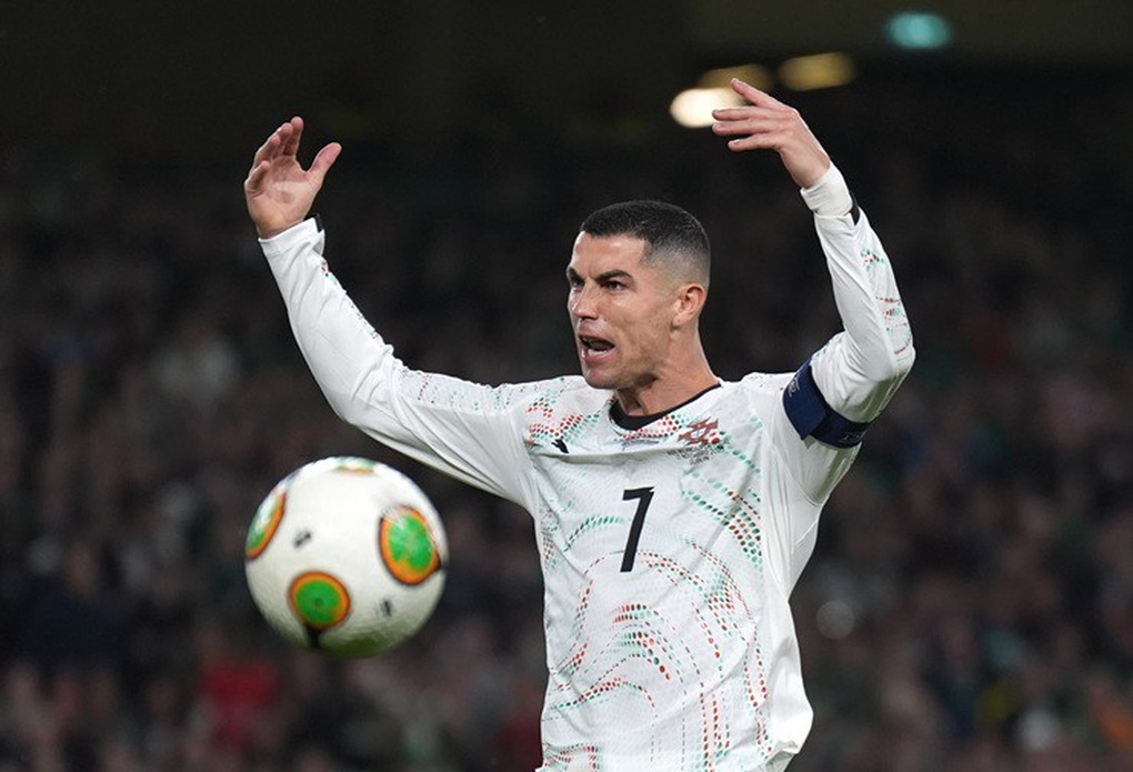 Bồ Đào Nha hành động “giải cứu” C.Ronaldo sau cú giật cùi chỏ - 2 Bồ Đào Nha hành động “giải cứu” C.Ronaldo sau cú giật cùi chỏ - 2