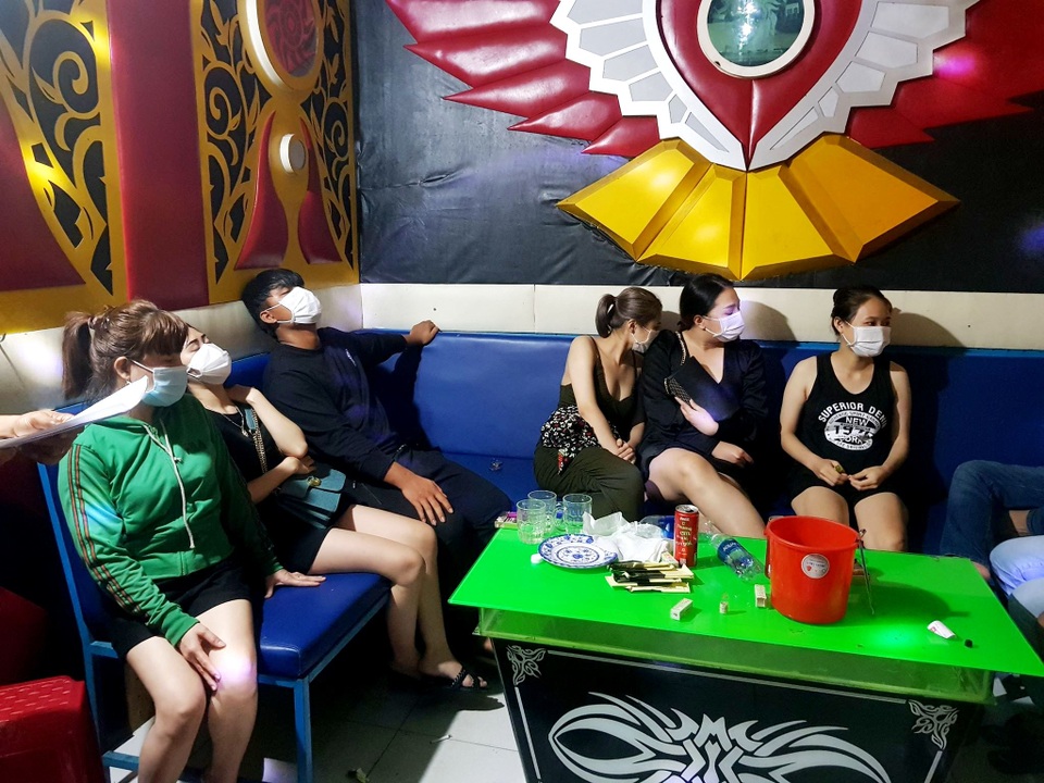 Hàng chục đối tượng “bay lắc” trong 3 quán karaoke giữa mùa dịch Covid-19 - 1 Hàng chục đối tượng “bay lắc” trong 3 quán karaoke giữa mùa dịch Covid-19 - 1