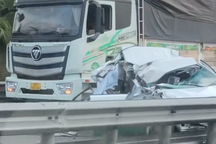 Taxi biến dạng sau va chạm với xe tải trên cao tốc Trung Lương - Mỹ Thuận