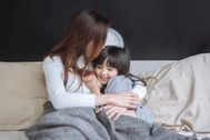 Đêm tân hôn, con riêng của chồng gõ cửa hỏi một câu khiến tôi bật khóc