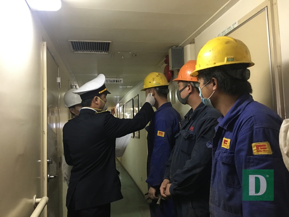 Ngăn chặn nhập bờ 26 thuyền viên Trung Quốc vừa cập cảng Quảng Bình - 3 Ngăn chặn nhập bờ 26 thuyền viên Trung Quốc vừa cập cảng Quảng Bình - 3