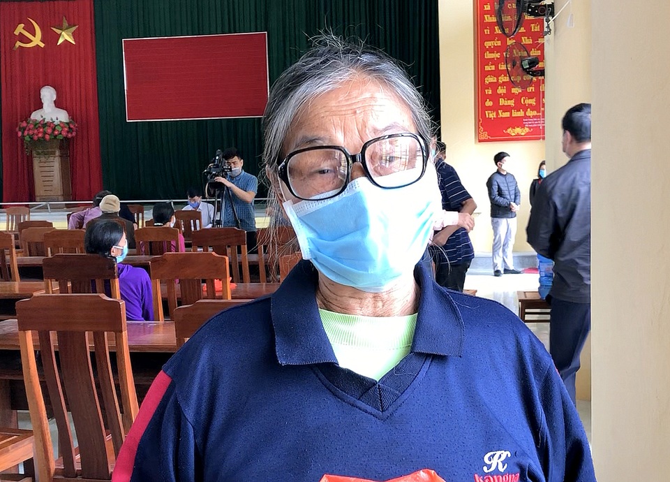 Những người dân đầu tiên nhận tiền hỗ trợ khó khăn vì Covid-19 - 1 Những người dân đầu tiên nhận tiền hỗ trợ khó khăn vì Covid-19 - 1