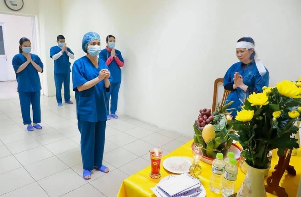 Nữ điều dưỡng lập bàn thờ chịu tang cha trong bệnh viện dã chiến - 1 Nữ điều dưỡng lập bàn thờ chịu tang cha trong bệnh viện dã chiến - 1