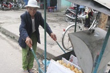 71 tuổi - bán hàng rong nuôi vợ mù