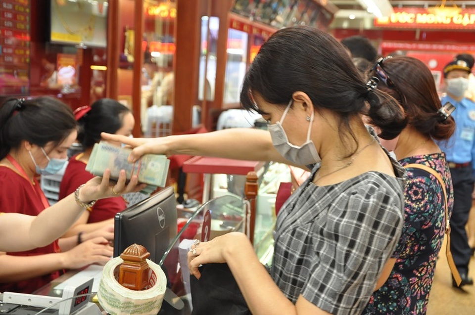 Mua vàng phòng “đại nạn”, ai ngờ thành “đại gia” nhờ vàng tăng siêu tốc - 2 Mua vàng phòng “đại nạn”, ai ngờ thành “đại gia” nhờ vàng tăng siêu tốc - 2